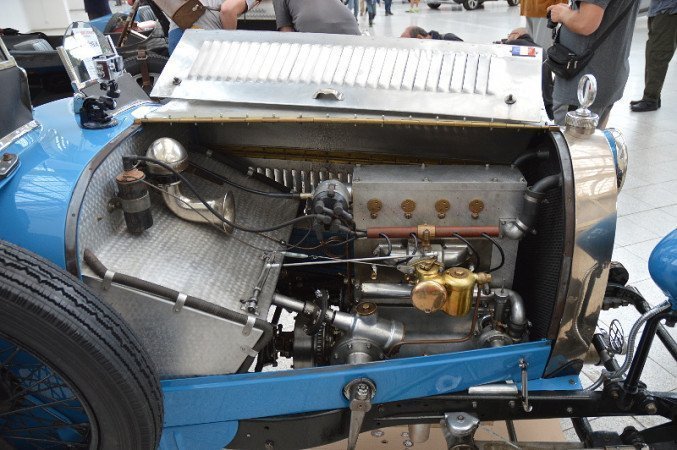 Detail čisté stavby motoru Bugatti