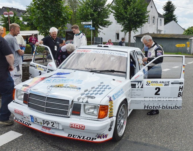 Pan Harald Demuth, vůz Mercedes 190E 2,5-16, originál. Pan  Demuth je někdejším účastníkem Barum rallye.