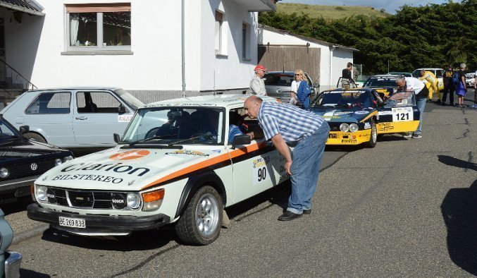 Jediný zástupce švédských plechů - SAAB 99 Turbo. <br />Za ním stojí Lancia 037 - originál, ex Tabaton, San Remo 1984, skupina B.