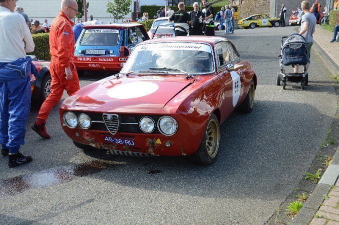Alfa Romeo GTAm - 1971 - při průjezdu první zatáčkou shakedownu jezdec vůz &quot;opřel&quot; o travnatou stráň. Setkání nevydržel chladič a bylo po závodění.