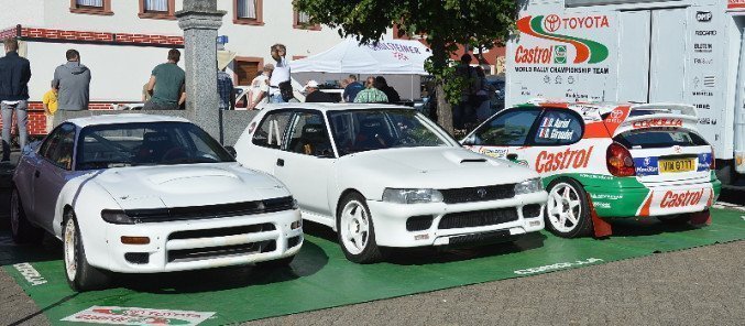 Rodinná fotografie vozů Toyota - zleva Celica, která nahradila nedokončený projekt IS-2 stojící uprostřed a barevná Corolla WRC - 1998, originál, ex Oriol, Acropolis Rally 1998.